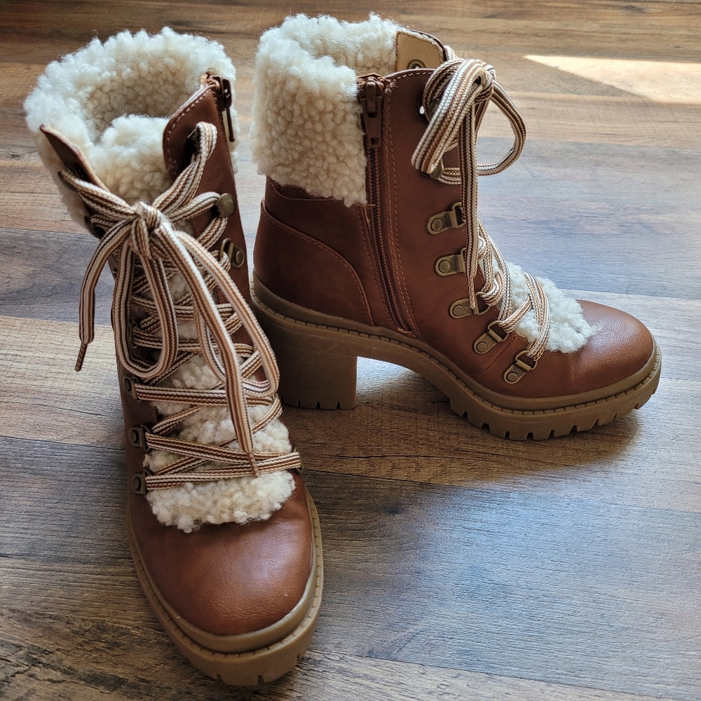Universal Thread Chunky Heeled Winter Boots Size 6